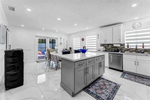 House in Palmetto Bay, Florida 3 bedrooms, 190.17 sq.m. № 1747857 - photo 9