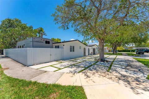 House in Palmetto Bay, Florida 3 bedrooms, 190.17 sq.m. № 1747857 - photo 3