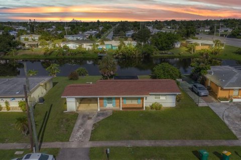 House in Port Charlotte, Florida 2 bedrooms, 81.75 sq.m. № 1817871 - photo 1