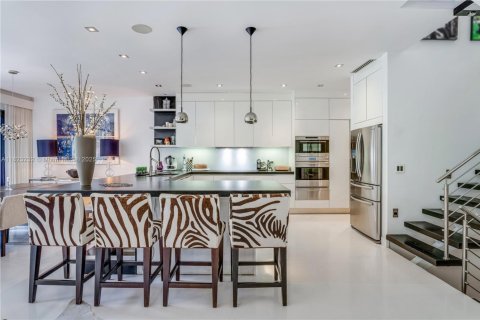 Villa ou maison à vendre à Miami, Floride: 5 chambres, 346.06 m2 № 1788851 - photo 1