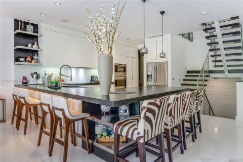 Villa ou maison à vendre à Miami, Floride: 5 chambres, 346.06 m2 № 1788851 - photo 2
