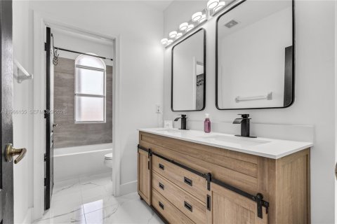 Casa en venta en Homestead, Florida, 5 dormitorios, 253.25 m2 № 2027908 - foto 27