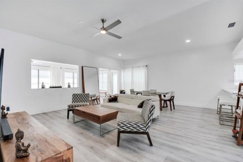 House in Orlando, Florida 2 bedrooms, 143.07 sq.m. № 1866354 - photo 8