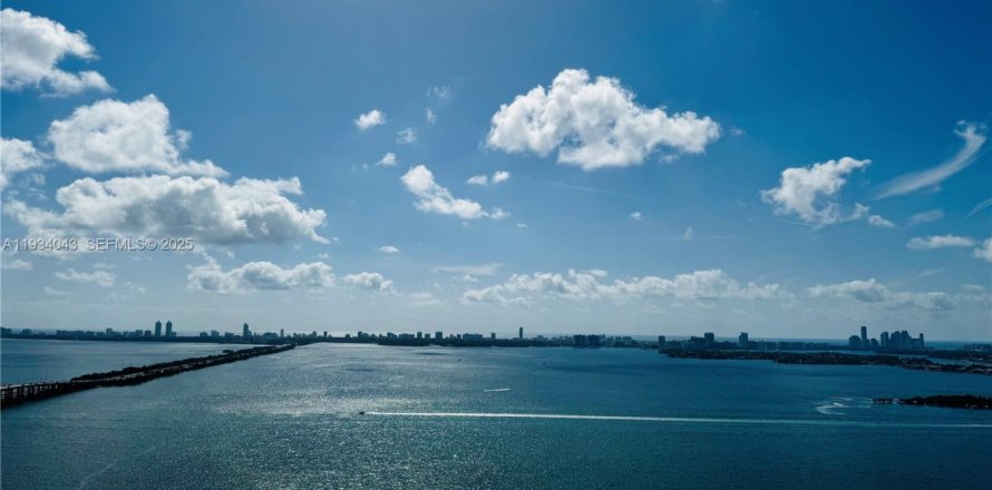 Condominio en Miami, Florida, 2 dormitorios  № 1992779