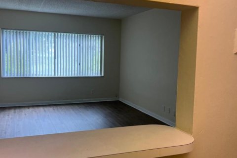Condo in Pompano Beach, Florida, 1 bedroom  № 2293509 - photo 8