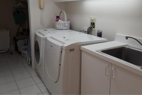 Снять в аренду кондоминиум в Лонгбоут-Ки, Флорида 3 спальни, 258.27м2, № 1776953 - фото 23