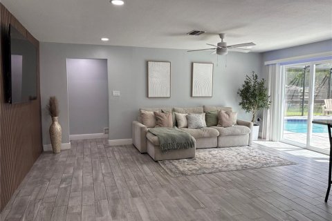House in Apopka, Florida 4 bedrooms, 156.26 sq.m. № 2116292 - photo 15