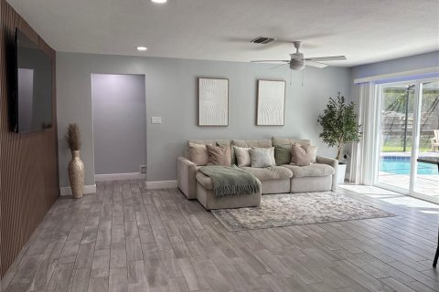 House in Apopka, Florida 4 bedrooms, 156.26 sq.m. № 2116292 - photo 13
