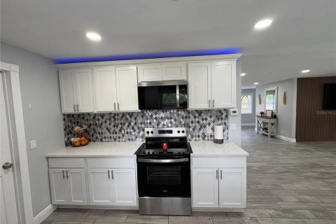House in Apopka, Florida 4 bedrooms, 156.26 sq.m. № 2116292 - photo 23