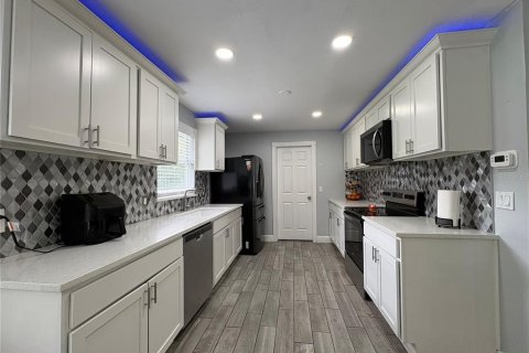 House in Apopka, Florida 4 bedrooms, 156.26 sq.m. № 2116292 - photo 20