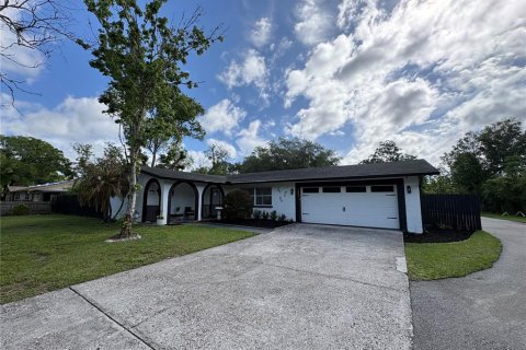House in Apopka, Florida 4 bedrooms, 156.26 sq.m. № 2116292
