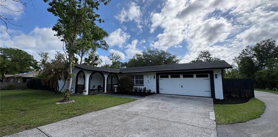 House in Apopka, Florida 4 bedrooms, 156.26 sq.m. № 2116292