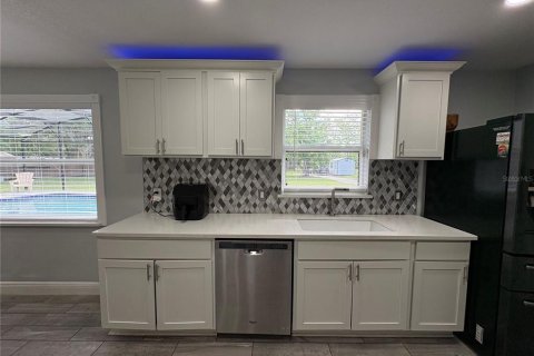 House in Apopka, Florida 4 bedrooms, 156.26 sq.m. № 2116292 - photo 24