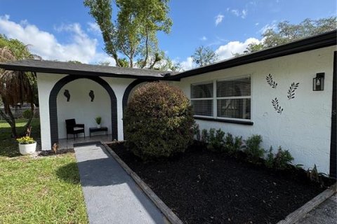 House in Apopka, Florida 4 bedrooms, 156.26 sq.m. № 2116292 - photo 4