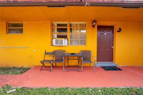 Commercial property in Hallandale Beach, Florida № 1987785 - photo 2