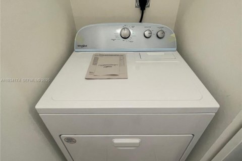 Снять в аренду кондоминиум в Майами, Флорида 3 спальни, 111.67м2, № 1992436 - фото 8