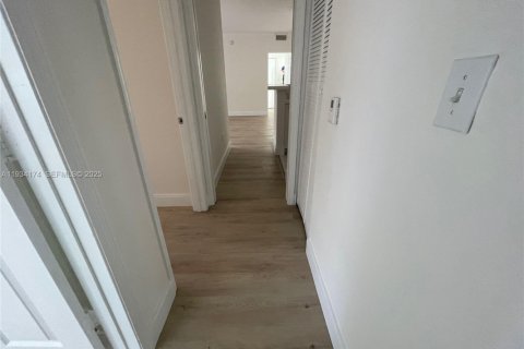 Снять в аренду кондоминиум в Майами, Флорида 3 спальни, 111.67м2, № 1992436 - фото 4