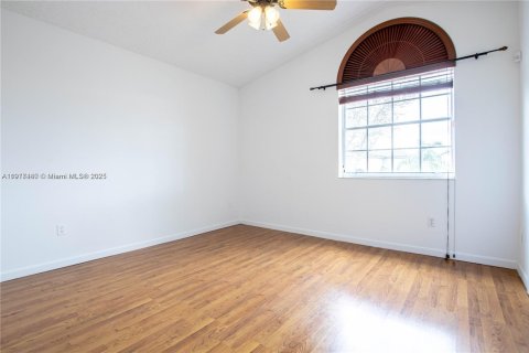 Снять в аренду виллу или дом в Майами, Флорида 3 спальни, 156.54м2, № 1975139 - фото 5