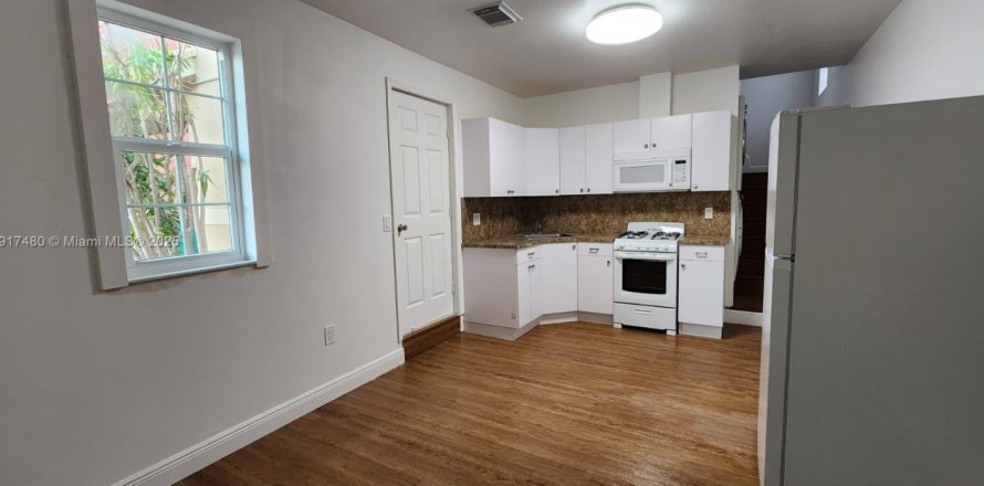 Дом в Майами, Флорида 3 спальни, 156.54м2 № 1975139