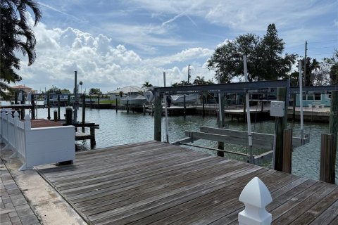 Casa en venta en Madeira Beach, Florida, 3 dormitorios, 127.65 m2 № 1858276 - foto 1