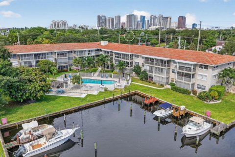 Купить кондоминиум в Форт-Лодердейл, Флорида 2 спальни, 92.9м2, № 1946962 - фото 1