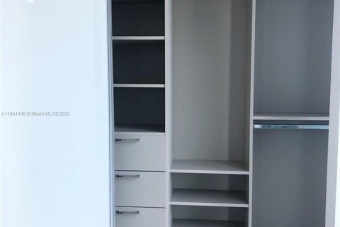 Condominio en alquiler en Miami, Florida, 3 dormitorios, 151.8 m2 № 1839653 - foto 15