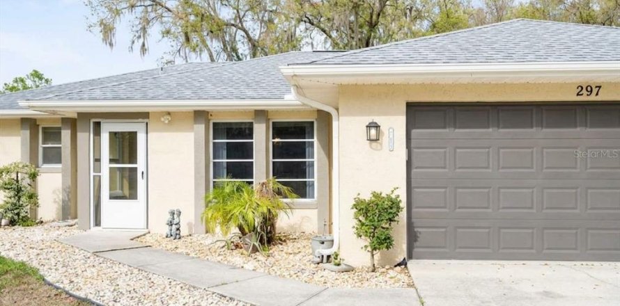 House in Port Charlotte, Florida 3 bedrooms, 160.63 sq.m. № 2220924