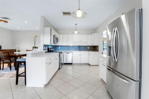 Villa ou maison à vendre à Hollywood, Floride: 3 chambres, 179.95 m2 № 2401531 - photo 3