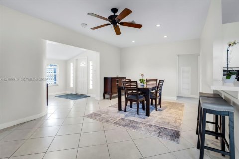 Villa ou maison à vendre à Hollywood, Floride: 3 chambres, 179.95 m2 № 2401531 - photo 13