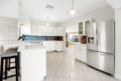 Villa ou maison à vendre à Hollywood, Floride: 3 chambres, 179.95 m2 № 2401531 - photo 4