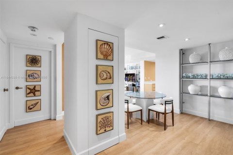 Condominio en venta en Key Biscayne, Florida, 1 dormitorio, 113.81 m2 № 2023132 - foto 2