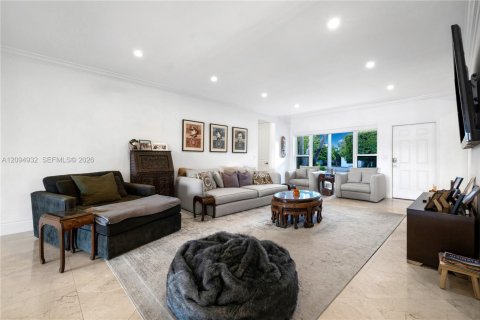Villa ou maison à vendre à Miami Beach, Floride: 3 chambres, 218.69 m2 № 2390389 - photo 10