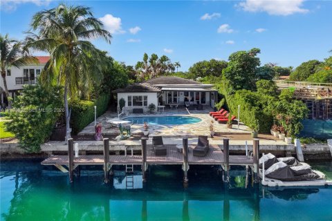 Villa ou maison à Miami Beach, Floride 3 chambres, 218.69 m2 № 2390389