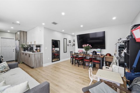 Propiedad comercial en venta en Miami, Florida, 156.63 m2 № 2033619 - foto 9