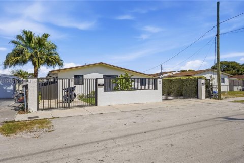 Propiedad comercial en Miami, Florida 156.63 m2 № 2033619