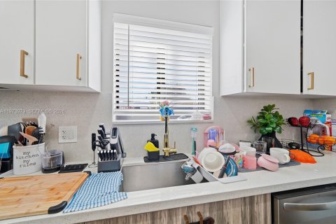 Propiedad comercial en venta en Miami, Florida, 156.63 m2 № 2033619 - foto 16