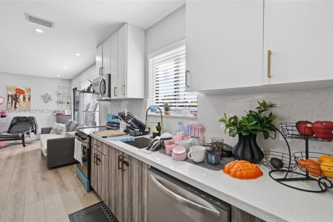 Propiedad comercial en venta en Miami, Florida, 156.63 m2 № 2033619 - foto 15