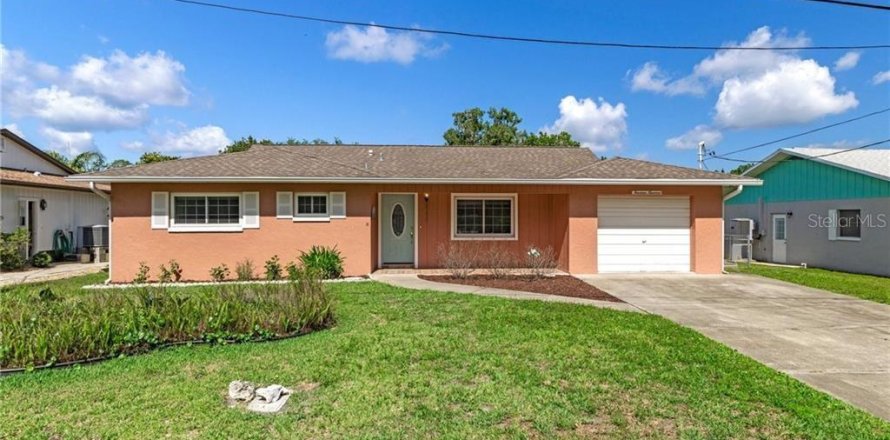 House in Crystal River, Florida 3 bedrooms, 147.99 sq.m. № 2213125