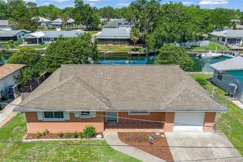 House in Crystal River, Florida 3 bedrooms, 147.99 sq.m. № 2213125 - photo 2