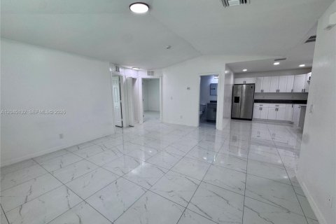 Villa ou maison à louer à Lehigh Acres, Floride: 3 chambres № 2273386 - photo 7