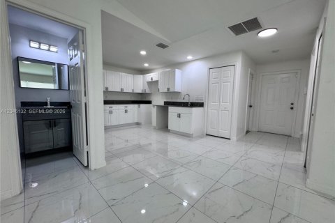 Villa ou maison à louer à Lehigh Acres, Floride: 3 chambres № 2273386 - photo 6
