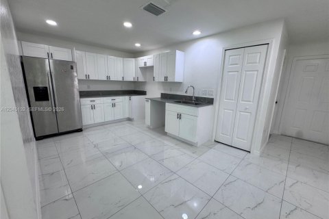Villa ou maison à louer à Lehigh Acres, Floride: 3 chambres № 2273386 - photo 3