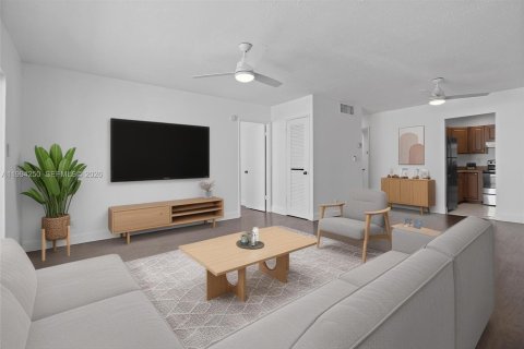 Condominio en venta en Lauderhill, Florida, 2 dormitorios, 79.9 m2 № 2062804 - foto 2