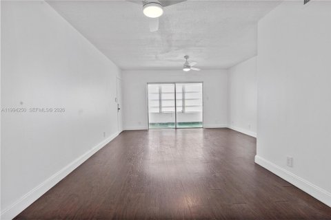 Condominio en venta en Lauderhill, Florida, 2 dormitorios, 79.9 m2 № 2062804 - foto 14