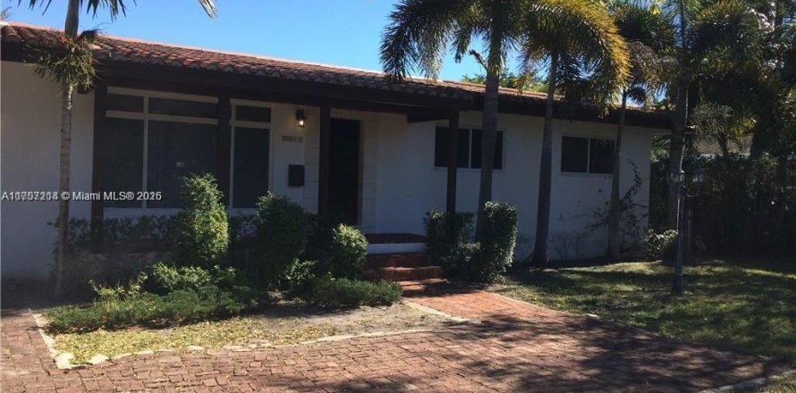House in Miami, Florida 4 bedrooms, 134.71 sq.m. № 1731937