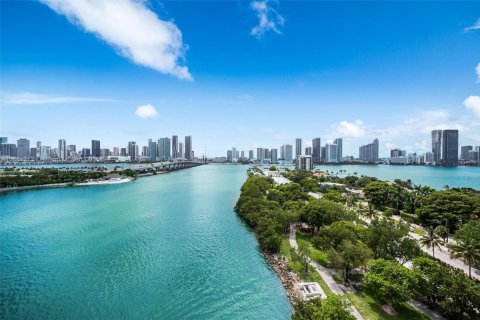 Copropriété à louer à Miami, Floride: 1 chambre, 95.69 m2 № 1930882 - photo 1