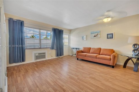 Condo in Miami Beach, Florida  № 2042043 - photo 2