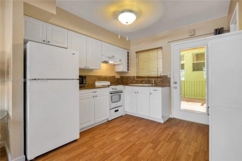 Condo in Miami Beach, Florida  № 2042043 - photo 11