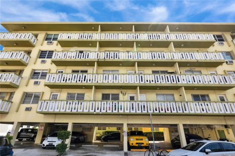 Condo in Miami Beach, Florida  № 2042043 - photo 14