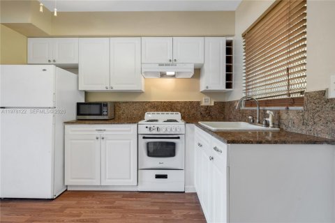 Condo in Miami Beach, Florida  № 2042043 - photo 12